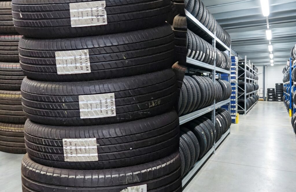 Magazzino Biffi Car con gomme usate certificate impilate e a scaffale